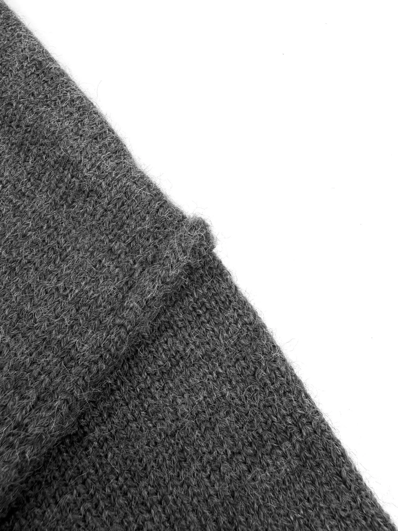 Ami Paris love jacquard woolen Polo shirt, custom-woven luxurious Merino wool, soft and delicate, comfortable and close to the skin, using high-grade gray as ink, calm and restrained, a contrasting love heart jumps on the chest, quietly exuding its own charming halo, the brand is highly recognizable. The design of the Polo collar is neat and capable, perfectly blending French laziness and modern fashion. It is the ultimate simplification of color, and conveys the love and persistence of life. Meet the ultimate simplicity, the well-deserved king of Versatile. Process 1: Jacquard tissue imported from Germany. Precisely control the arrangement and interweaving of yarns. Carefully interweave on the loom. Ami love jacquard artistic pattern inlay. The fabric is more vivid and three-dimensional. Process 2: Softening and deodorizing process of ready-made clothes. Use professional washing equipment and specific detergents to deep clean and deodorize clothes. Improve the feel and appearance of clothes. Accessories: Customized 1:1 Ami Horn buckle customized 1:1 Ami trademark version: loose version Size: S M L XL Style number: 25366